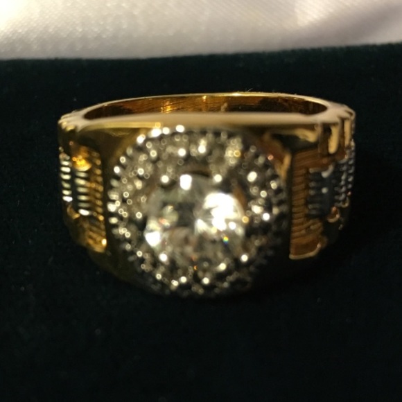 Jewelry - Gorgeous genuine gold and silver diamond ring
